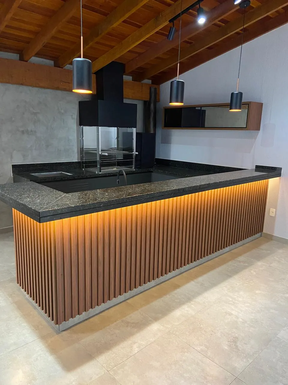 Área gourmet com churrasqueira e ilha ripada — projeto Tubias