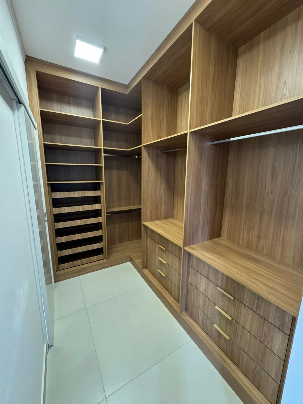 Closet planejado em madeira com sapateira — projeto Tubias