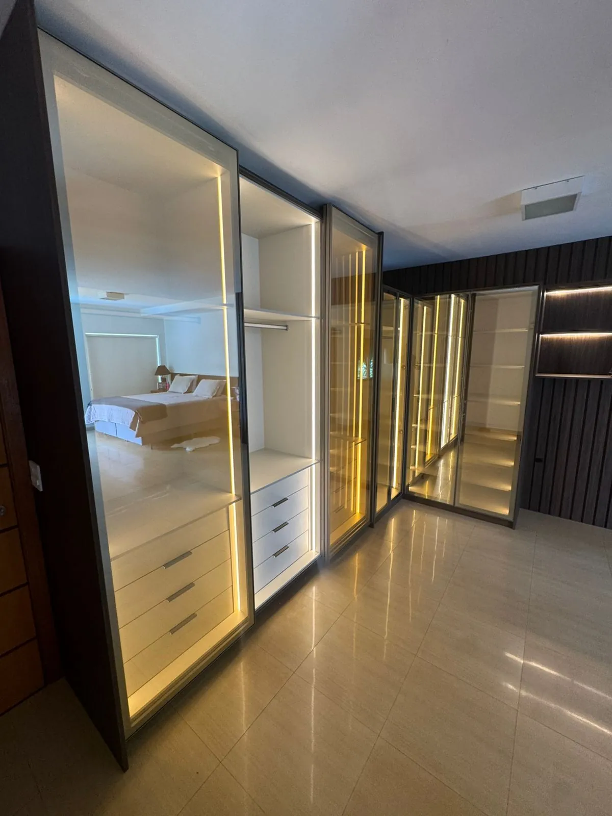 Closet planejado com iluminação em LED — projeto Tubias