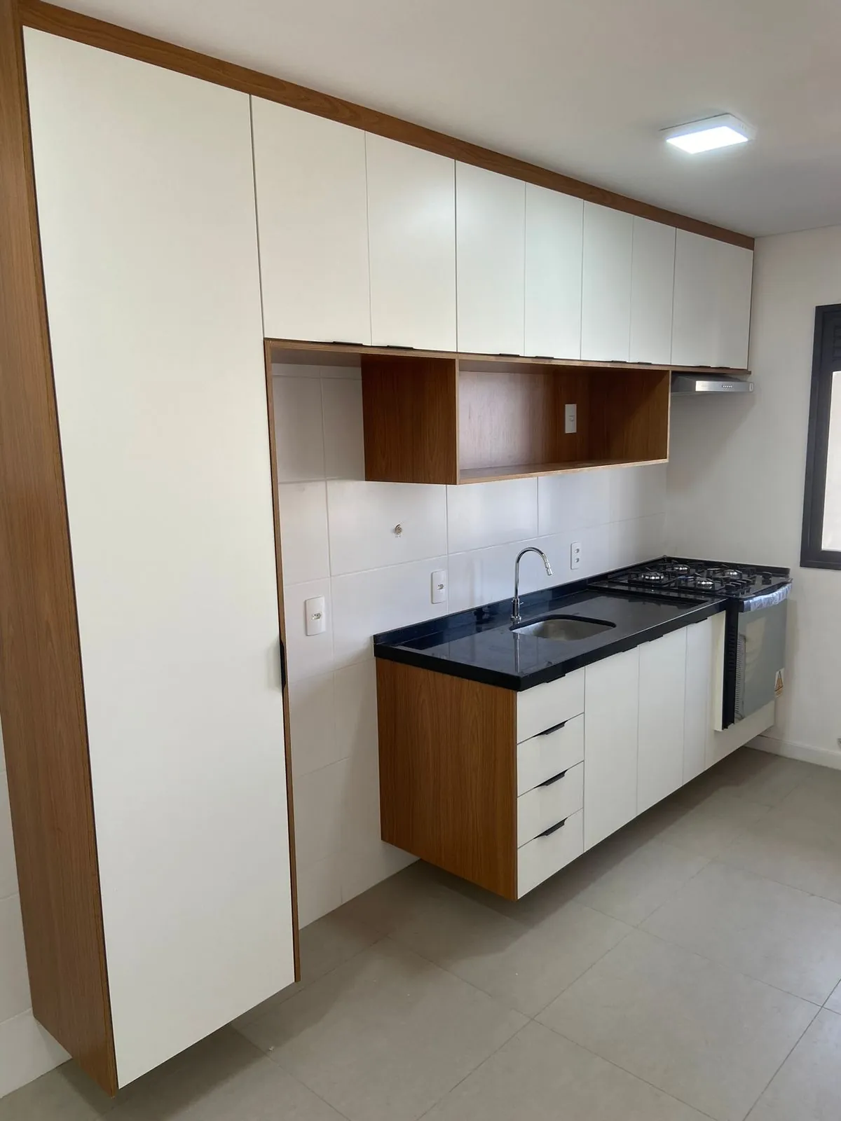 Cozinha planejada branca com nichos em madeira — projeto Tubias