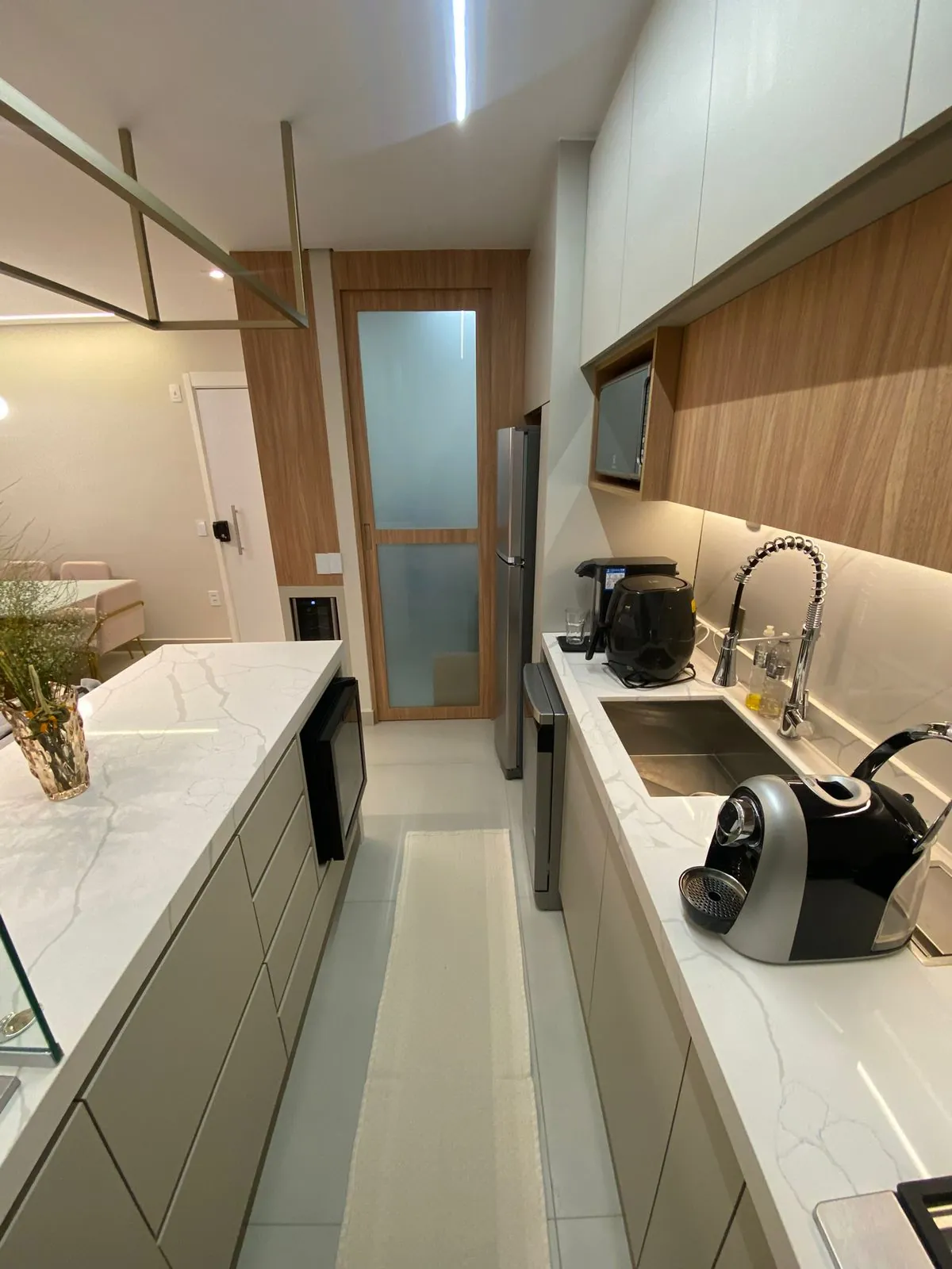 Cozinha planejada com ilha em mármore — projeto Tubias