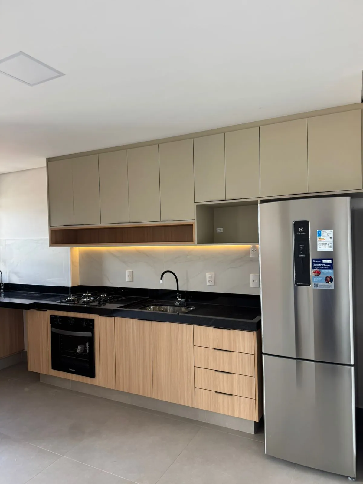 Cozinha planejada em madeira e cinza — projeto real Tubias com garantia de 5 anos