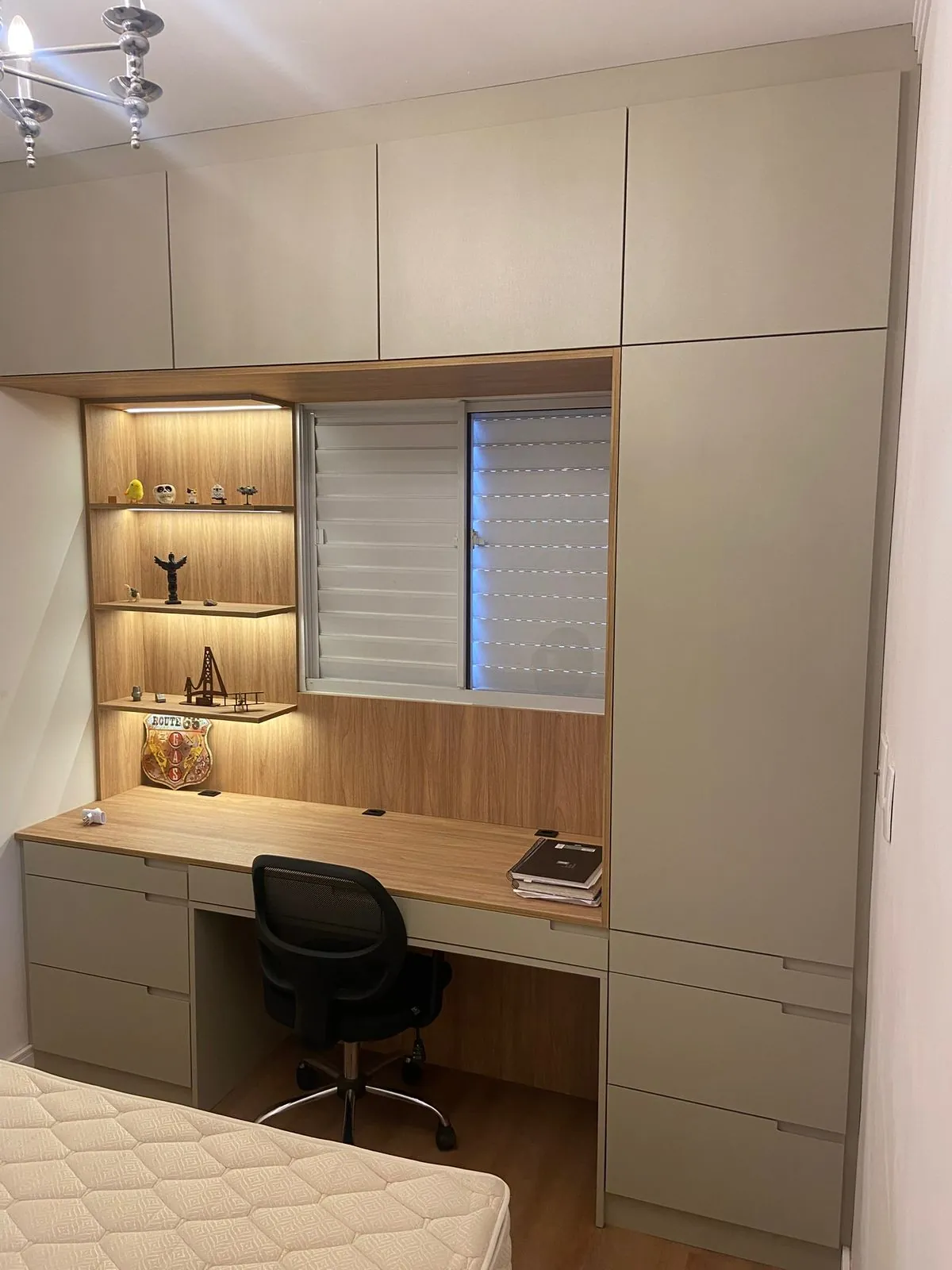 Home office planejado com nichos iluminados — projeto Tubias