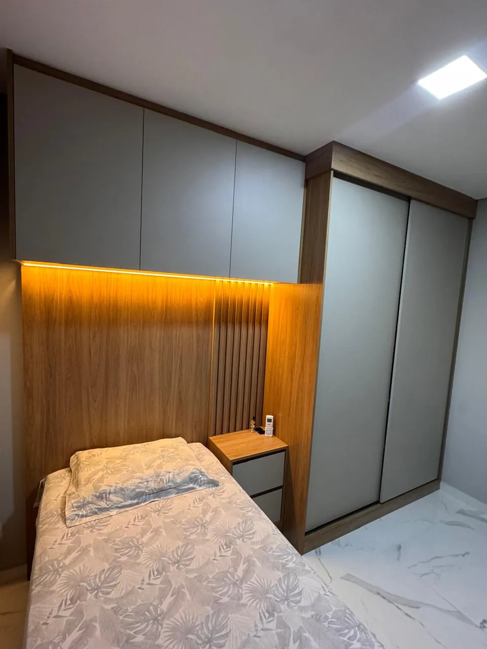 Dormitório planejado com cabeceira em LED — projeto Tubias