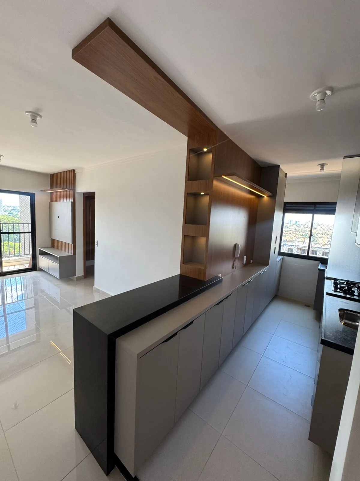 Sala integrada planejada com aparador e painel — projeto Tubias