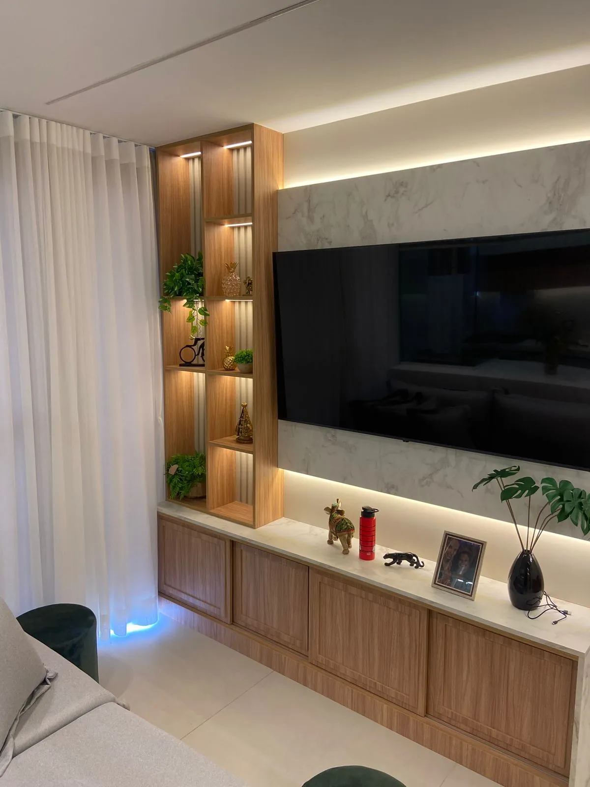 Painel de TV em mármore e ripado — projeto Tubias