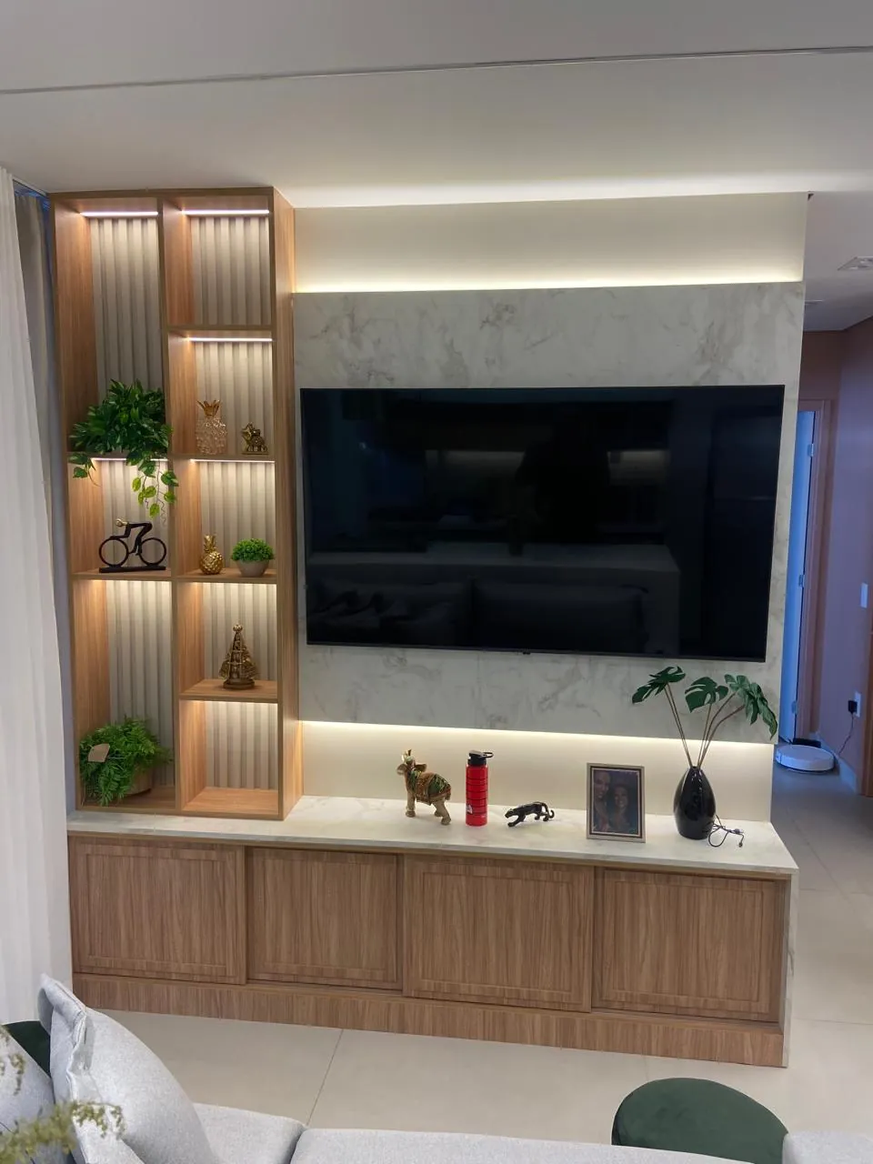 Sala com painel de mármore e estante de vidro canelado — projeto Tubias